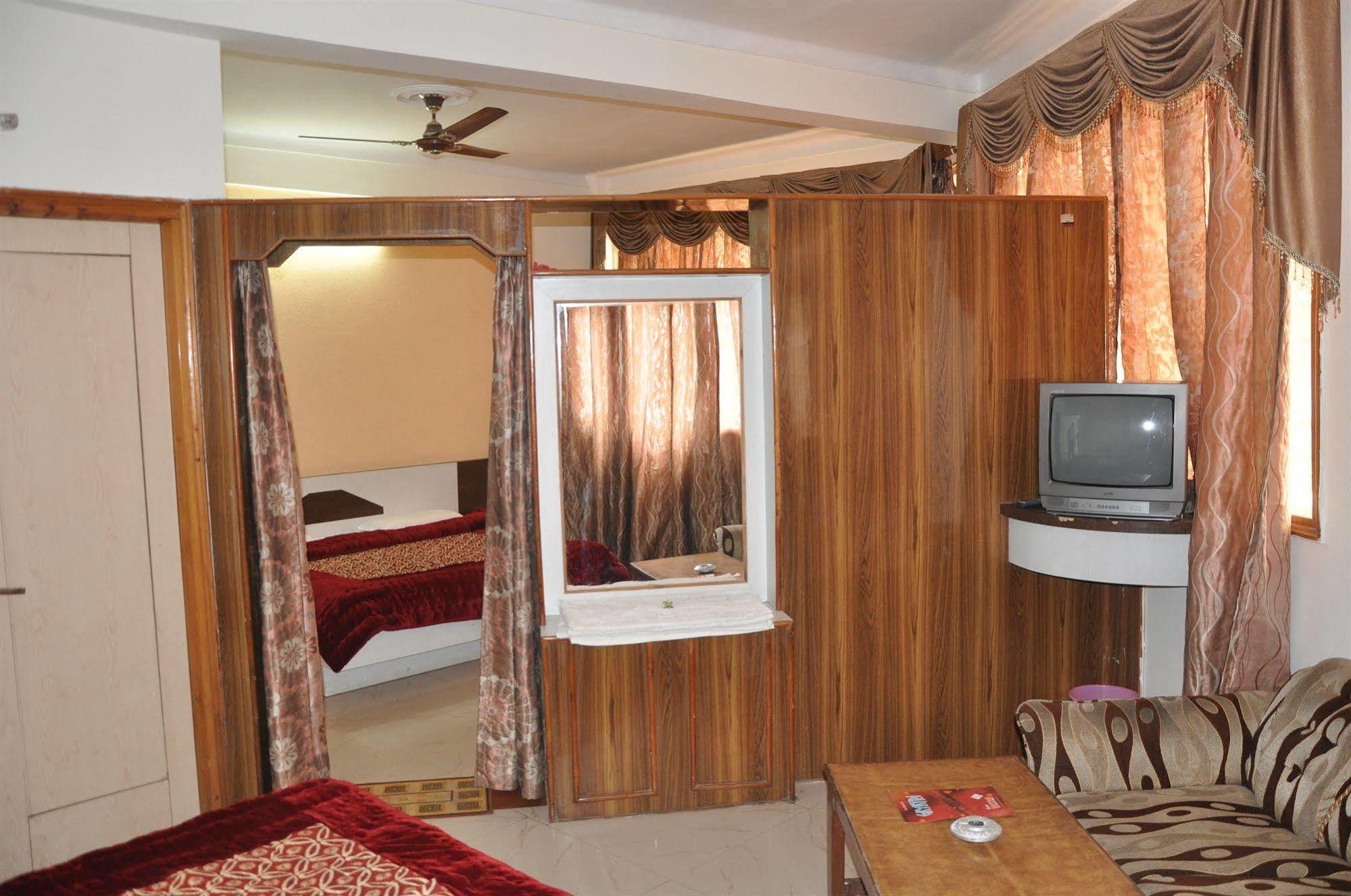 Hotel Bhawani International Катра Екстер'єр фото